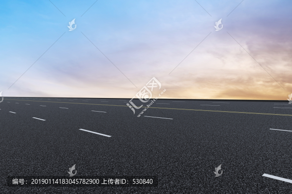 高速公路和天空云彩