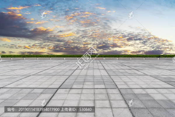 廣場磚和天空云彩