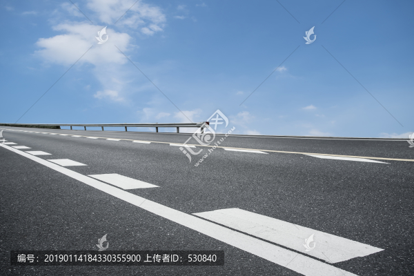 藍天白云和柏油高速公路