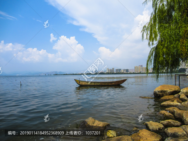 洱海小船