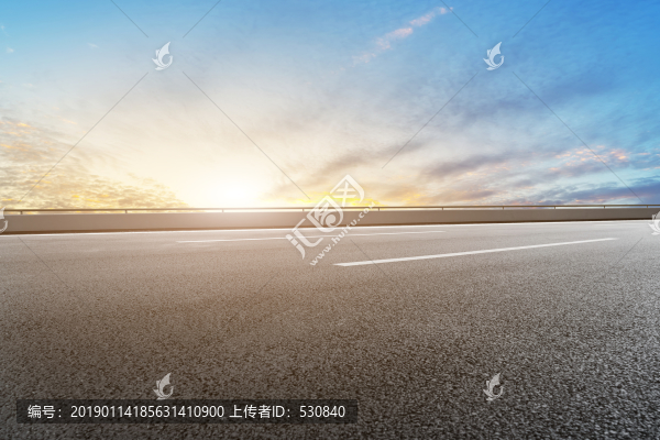 道路交通和天空云彩