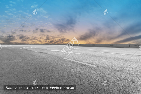 天空云彩和瀝青路面