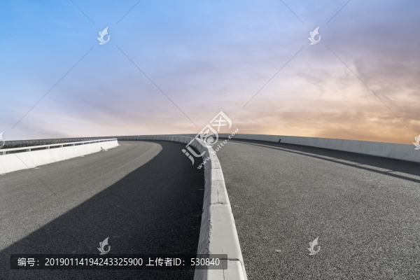 天空云彩和城市道路