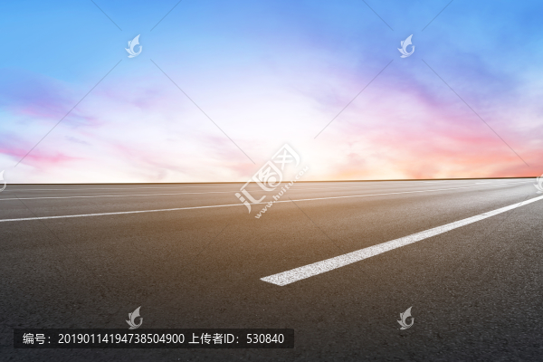 城市道路和天空云彩