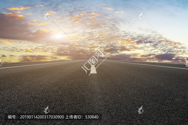 天空云彩和柏油路面天際線