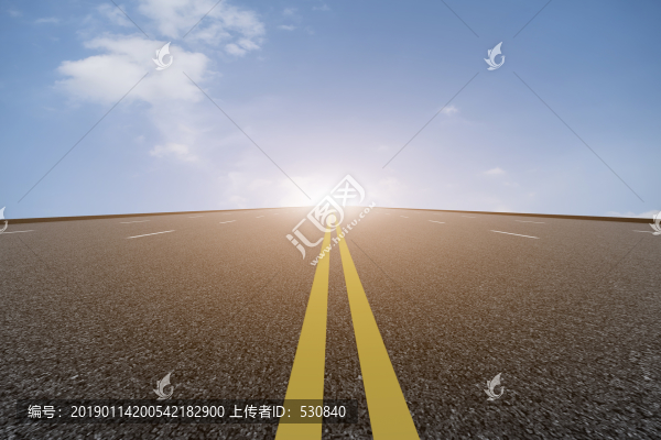 天空云彩和瀝青高速公路天際線