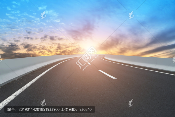 天空云彩和瀝青高速公路