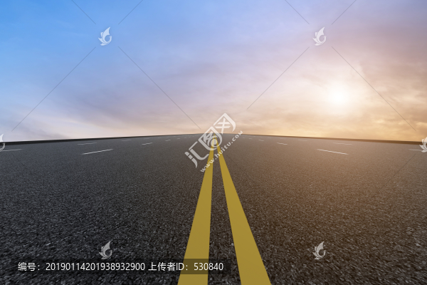 天空云彩和瀝青高速公路天際線