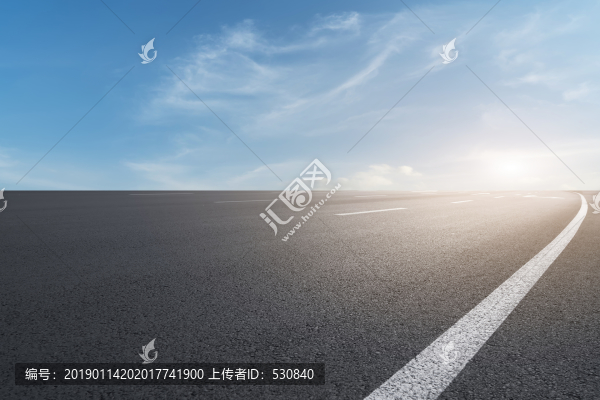 城市道路和天空云彩