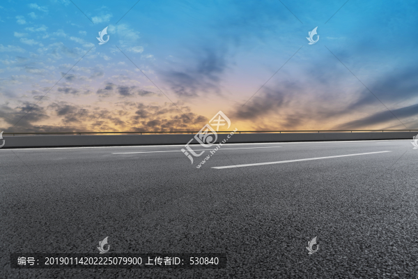 城市道路和天空云彩