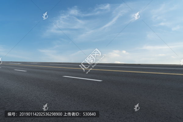 公路道路和天空云彩