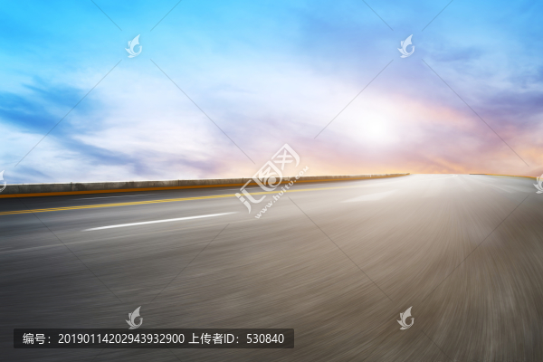 城市道路和天空云彩景觀