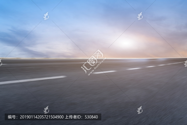 公路路面和天空云彩景觀