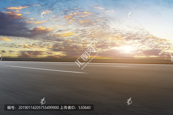 公路路面和天空云彩景觀