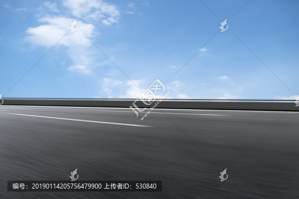 公路路面和天空云彩景觀