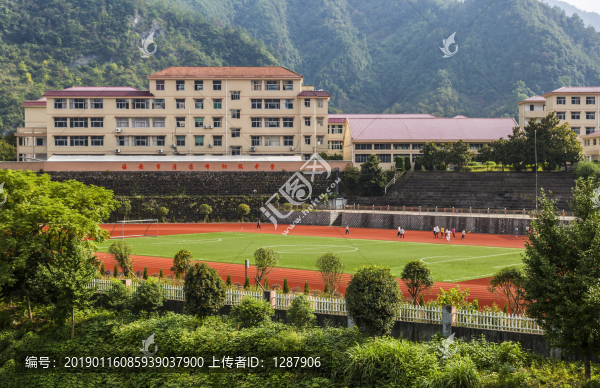 學(xué)校足球場