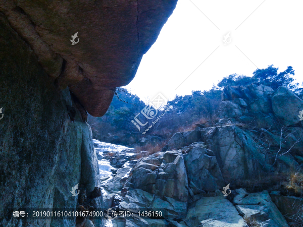 山澗冰凍溪流