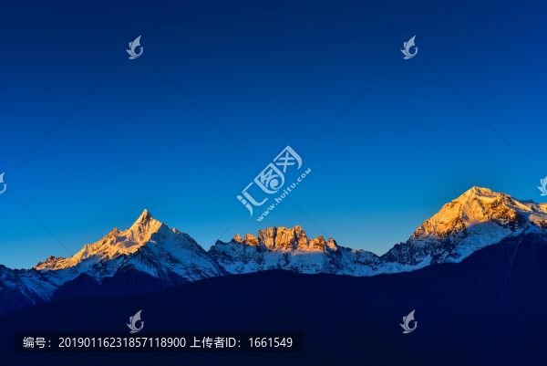 梅里雪山日照金山