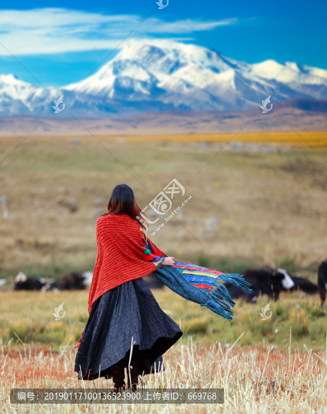 雪山下的紅衣女人旅行美女
