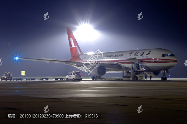 上海航空波音767飛機夜景