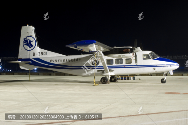 飛龍航空國產(chǎn)運12飛機夜景