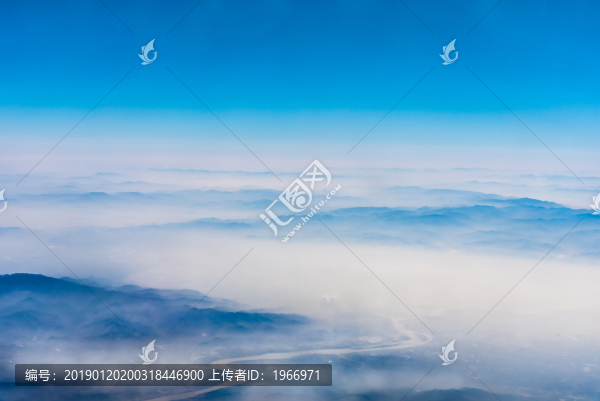 萬米高空航拍連綿的山巒與云海