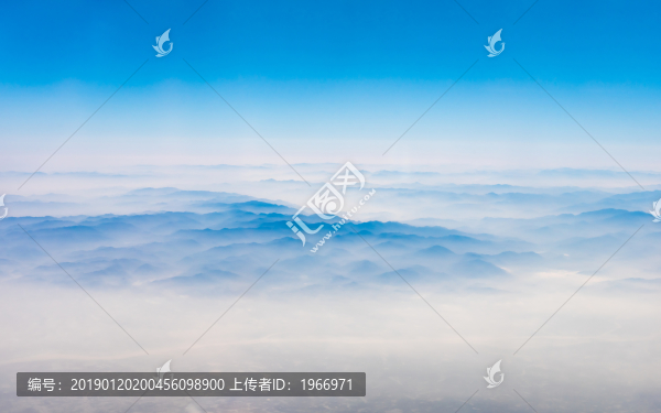 萬米高空航拍連綿的山巒與云海