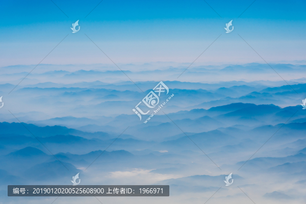 萬米高空航拍連綿的山巒與云海