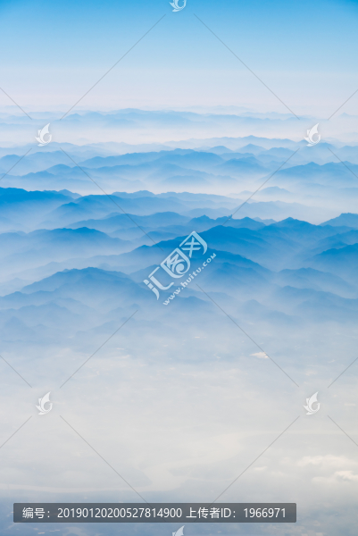 萬(wàn)米高空航拍連綿的山巒與云海