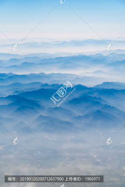 萬米高空航拍連綿的山巒與云海