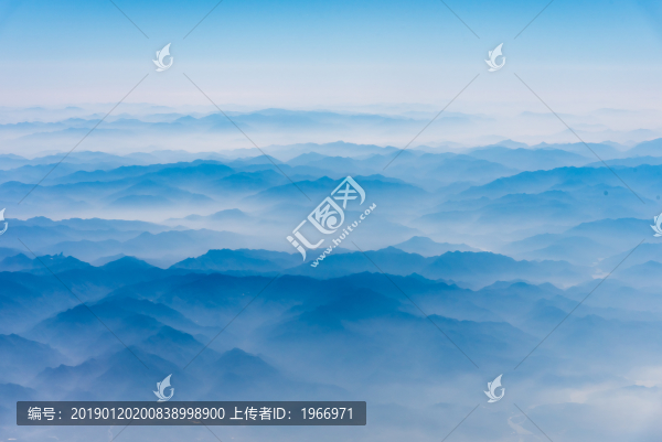 萬米高空航拍連綿的山巒與云海