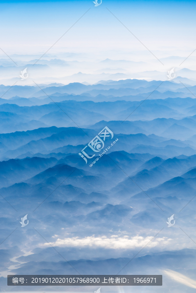 萬(wàn)米高空航拍連綿的山巒與云海