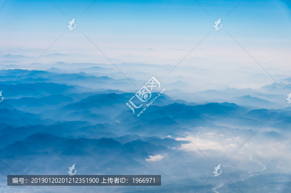 萬米高空航拍連綿的山巒與云海