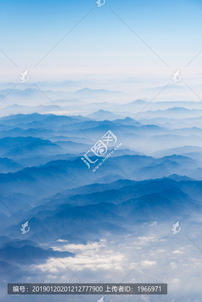 萬米高空航拍連綿的山巒與云海
