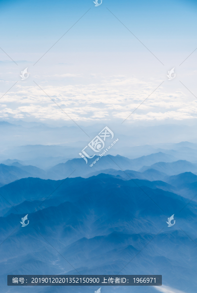 萬米高空航拍連綿的山巒與云海