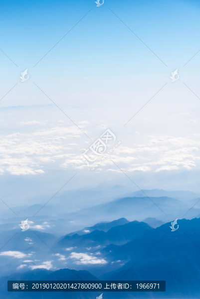 萬(wàn)米高空航拍連綿的山巒與云海