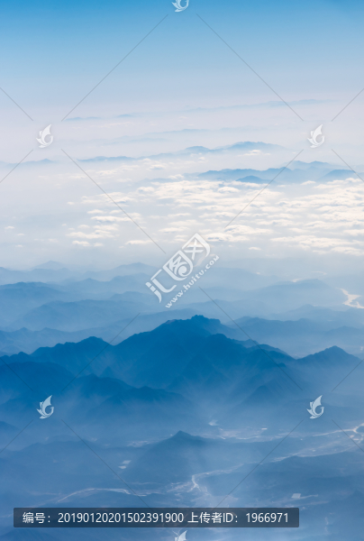 萬米高空航拍連綿的山巒與云海