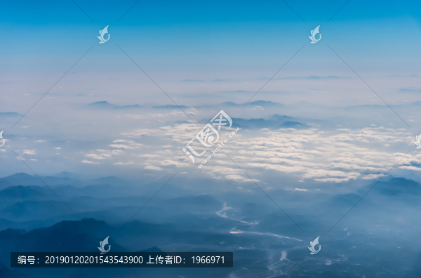 萬(wàn)米高空航拍連綿的山巒與云海