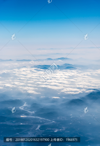 萬(wàn)米高空航拍連綿的山巒與云海