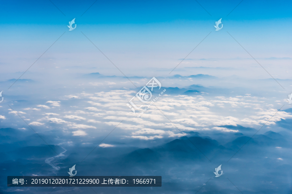 萬米高空航拍連綿的山巒與云海