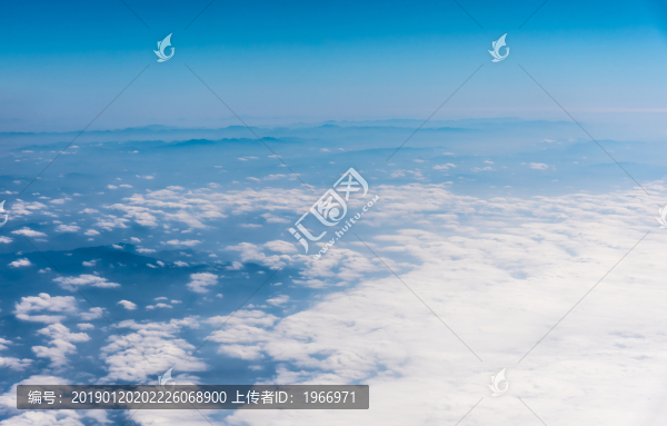 萬米高空航拍連綿的山巒與云海