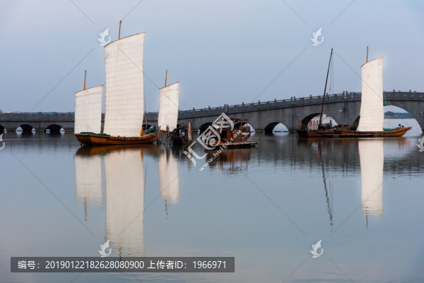 周莊古鎮(zhèn)南湖湖面的帆船