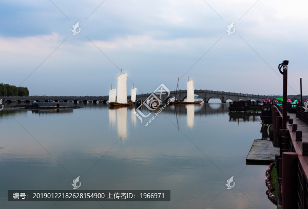 周莊古鎮(zhèn)南湖湖面的帆船