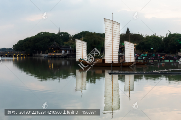 周莊古鎮(zhèn)南湖湖面的帆船
