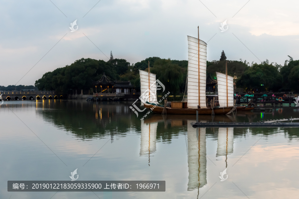 周莊古鎮(zhèn)南湖湖面的帆船