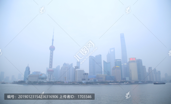 霧中的上海外灘