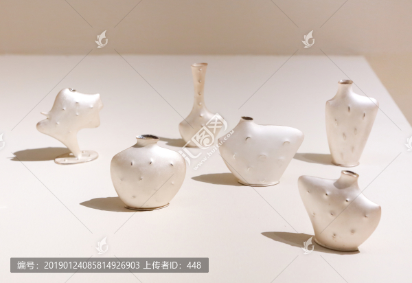一組小瓷罐