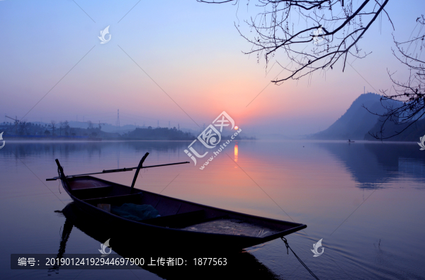 清江晨曦小船
