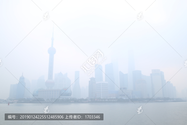 晨霧中的上海