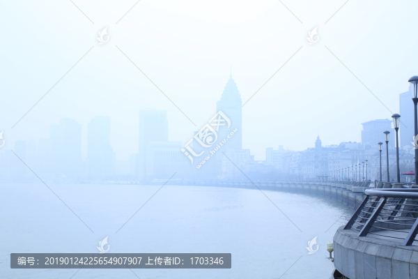 晨霧中的上海外灘